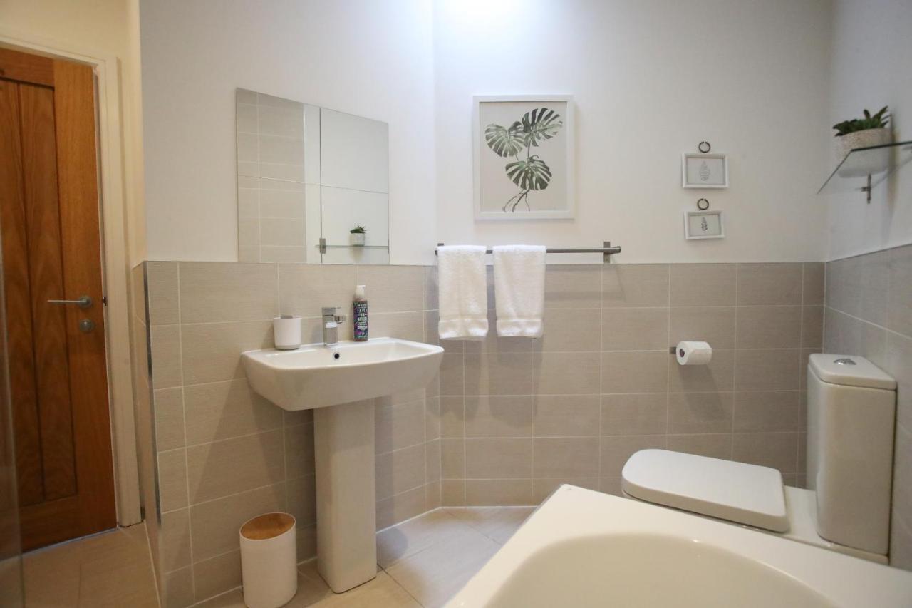 Burgess Yard 2-Bedroom Cottage, บาธ ภายนอก รูปภาพ