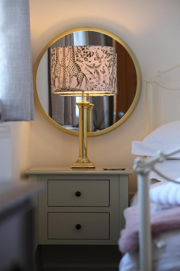 Burgess Yard 2-Bedroom Cottage, บาธ ภายนอก รูปภาพ