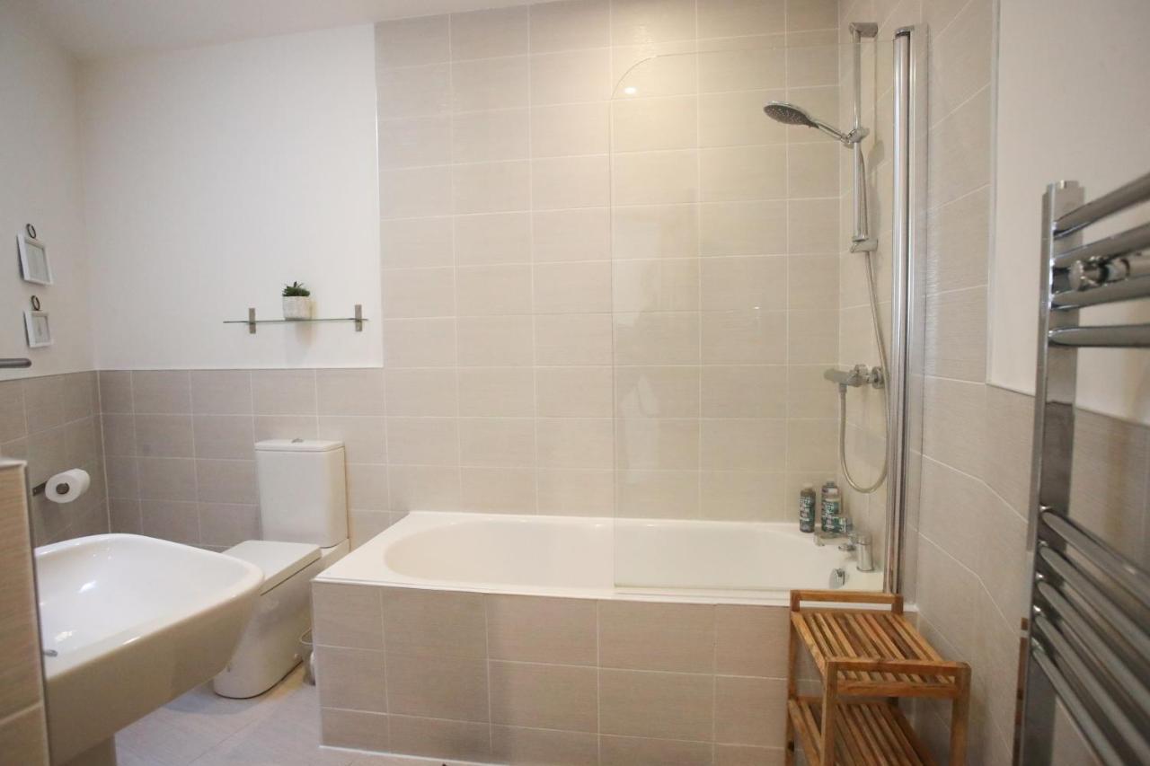 Burgess Yard 2-Bedroom Cottage, บาธ ภายนอก รูปภาพ
